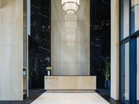 Лобби в клубном доме «Река»украсил 9-метровый водопад